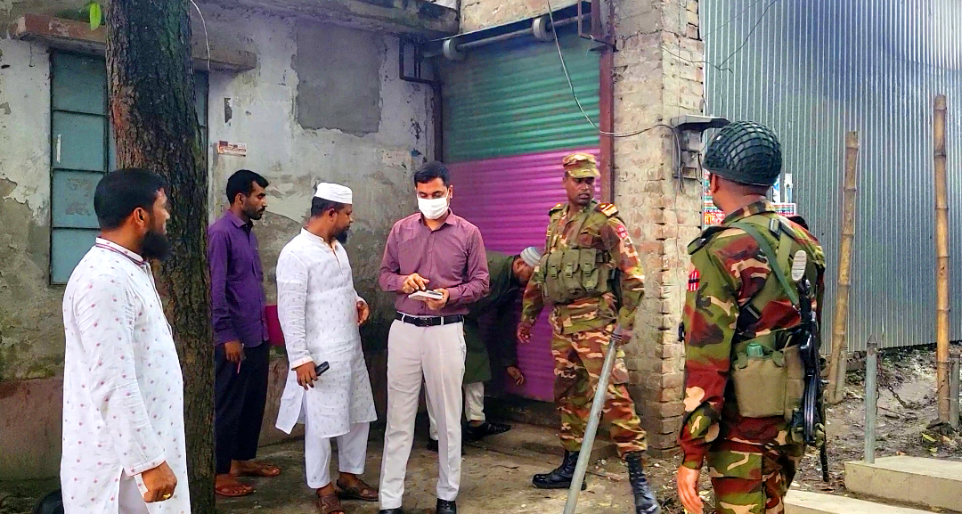 আওয়ামী লীগ নেতার ব্যবসা প্রতিষ্ঠান থেকে দেশীয় অস্ত্র উদ্ধার