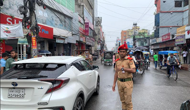 কুষ্টিয়ায় ট্রাফিক নিয়ন্ত্রণে ইসলামী বিশ্ববিদ্যালয় বিএনসিসি প্লাটুন 