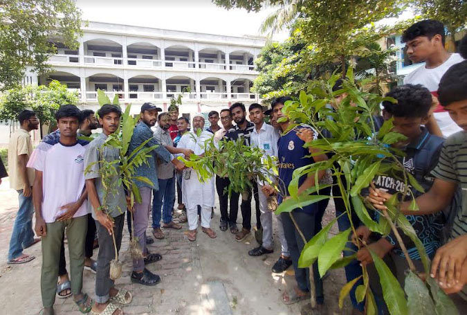 শিক্ষাপ্রতিষ্ঠানে বৃক্ষরোপন করছে শিক্ষার্থীরা
