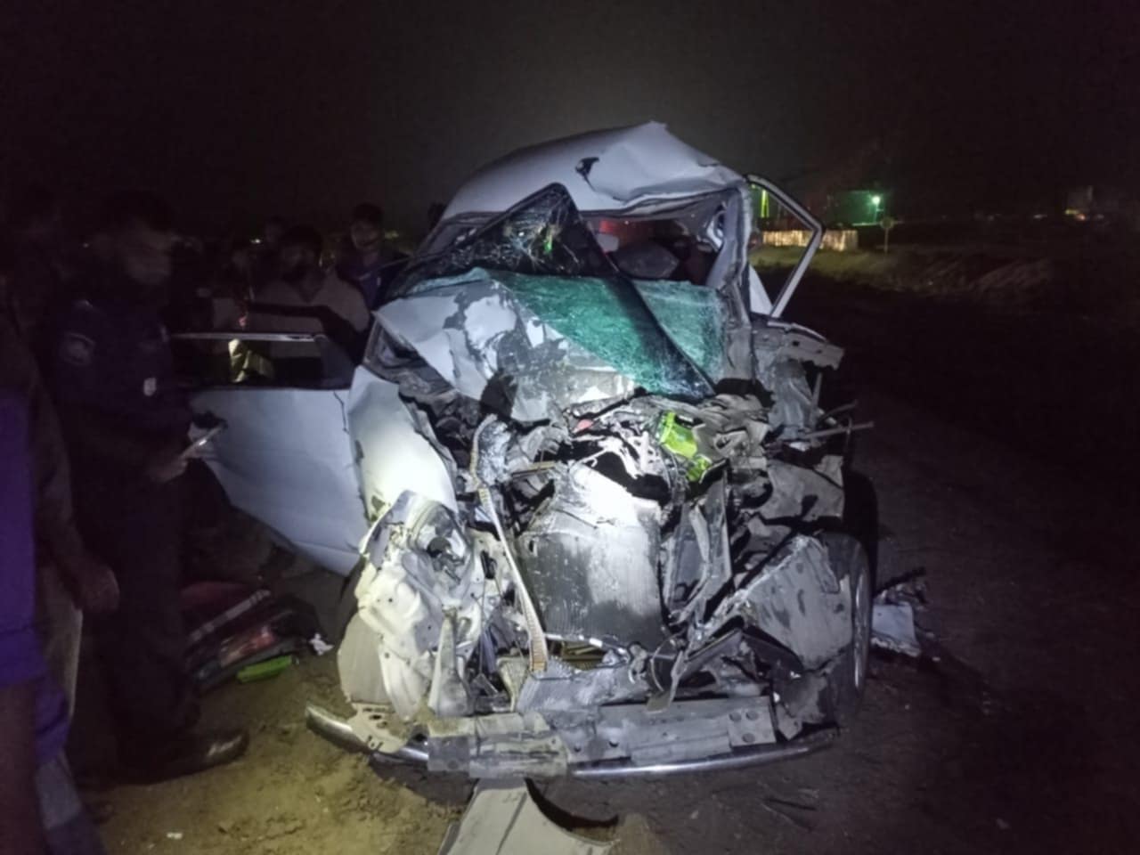 উল্লাপাড়ায় ট্রাক-প্রাইভেটকার মুখোমুখি সংঘর্ষে একই পরিবারের ৪ জন নিহত