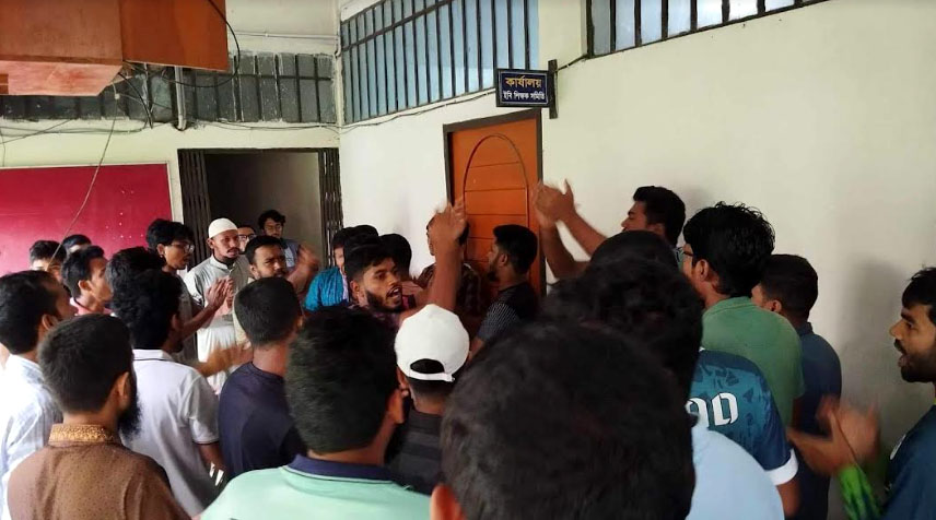ইবি শিক্ষক সমিতির কার্যালয় ঘেরাও করে শিক্ষার্থীদের বিক্ষোভ