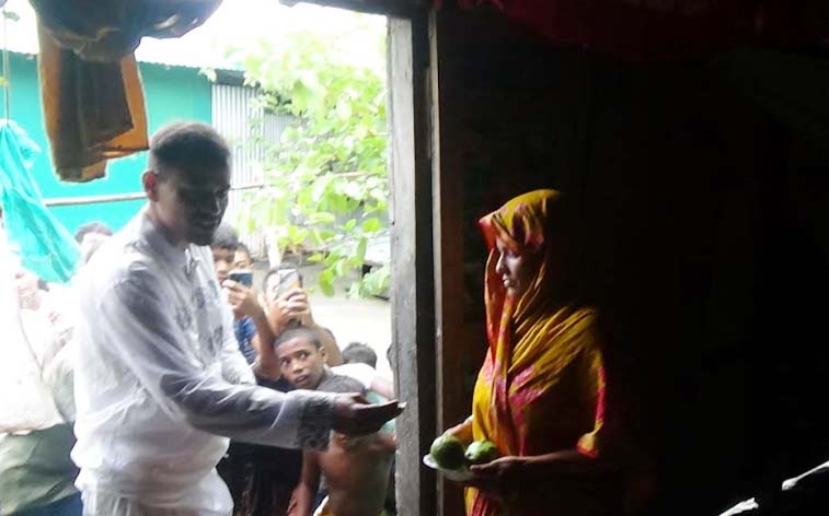 হাতিয়ায় চরঈশ্বর ইউনিয়নে জোয়ারে ক্ষতিগ্রস্থদের মাঝে আর্থিক সহায়তা প্রদান 
