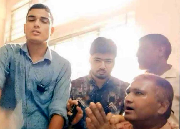 জিম্মি করে পদত্যাগ, নেপথ্যে দোকান ভাড়া নিয়ে দ্বন্দ্ব