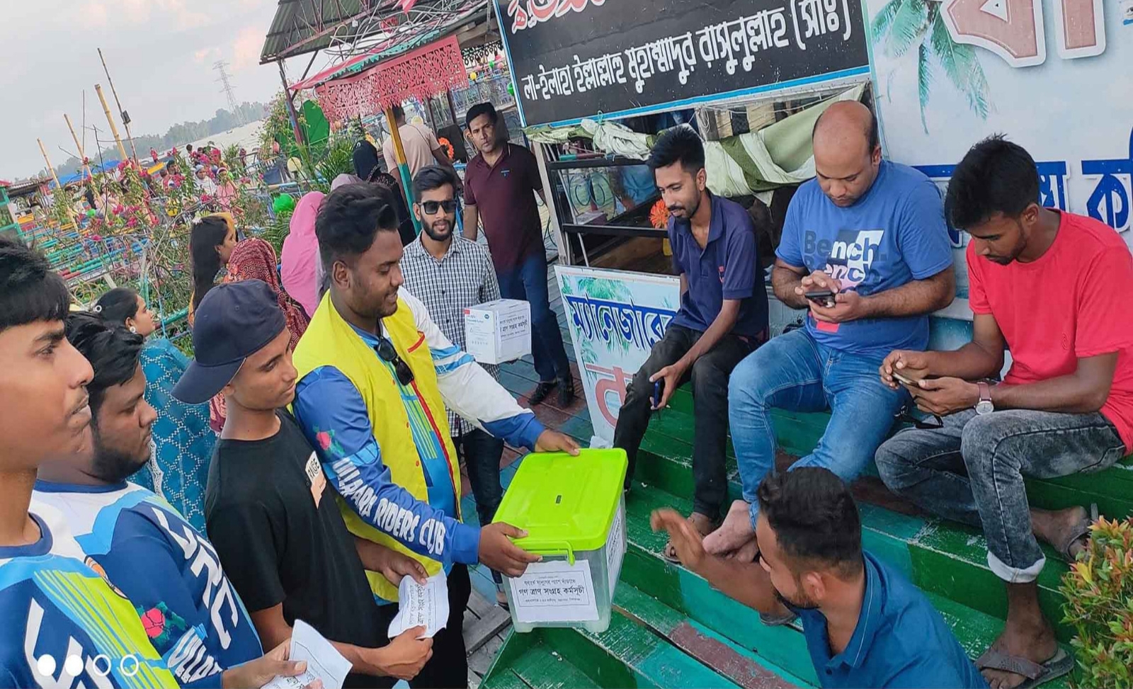বন্যার্তদের জন্য ত্রাণ সংগ্রহ করছেন উল্লাপাড়ার সমন্বয়ক-ছাত্ররা