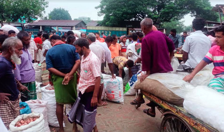 সাঁথিয়ায় হাট-বাজারে অতিরিক্ত টোল আদায়ের অভিযোগ