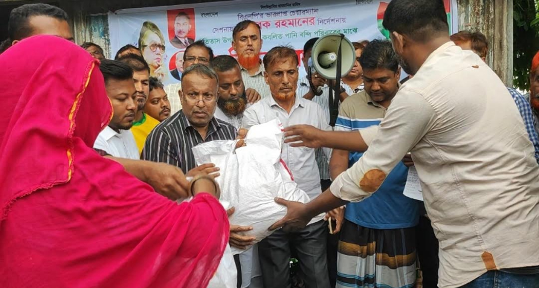 তিতাসে বন্যার্তদের মাঝে ত্রাণ বিতরণ করেন খালেদা জিয়ার প্রাক্তন এপিএস মতিন খান