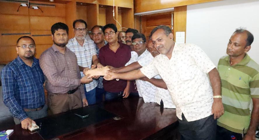 ফুলবাড়ী কেন্দ্রীয় কালী মন্দির কমিটির পক্ষ থেকে প্রধান উপদেষ্টার  ত্রাণ তহবিলে নগদ অর্থ প্রদান