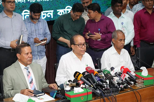 নির্দলীয় তত্ববধায়ক সরকারের অধীনে নির্বাচনের পরমর্শ দিয়ে ইসির পদত্যাগ