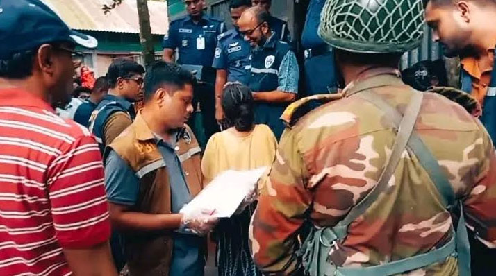 ঘরের খাটের ওপর পড়েছিল তিনজনের লাশ