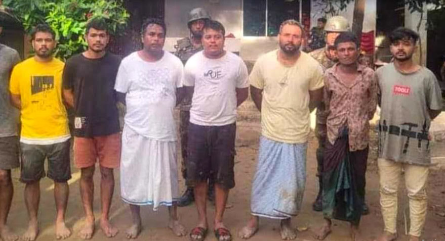 কক্সবাজারে অস্ত্রসহ ৮ শীর্ষ সন্ত্রাসী গ্রেপ্তার