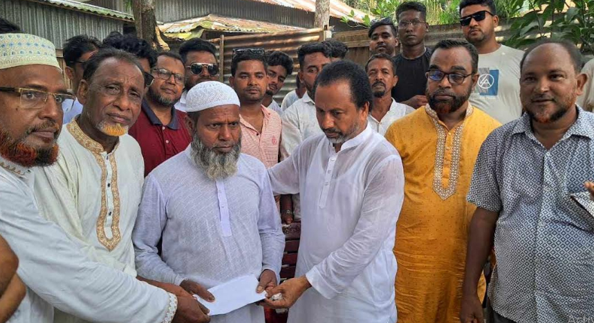 এনায়েতপুরে ৩ শহীদ পরিবারকে জেলা বিএনপির সাধারণ সম্পাদক বাচ্চু'র সহায়তা প্রদান