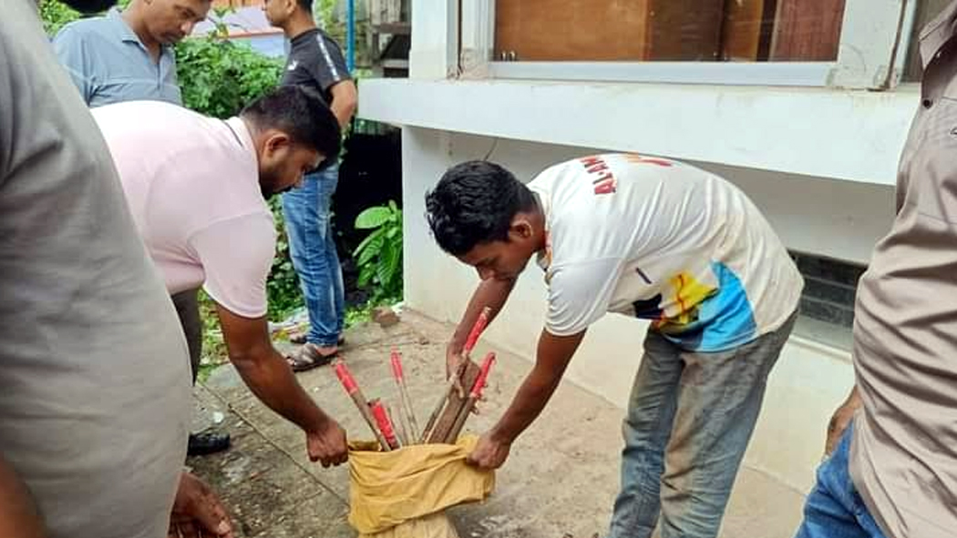 বাগমারা'য় র‍্যাব-পুলিশের যৌথ অভিযানে বস্তা ভর্তি দেশীয় অস্ত্র ও ককটেল উদ্ধার