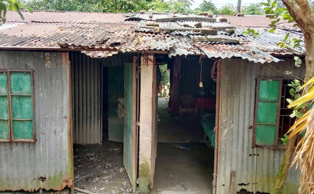 ঝালকাঠি আশ্রয়ন প্রকল্পের ঘর ছেড়ে অন্যত্র আশ্রয় নিচ্ছে বাসিন্দারা