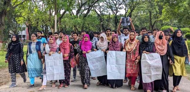 শিক্ষককে লাঞ্চিত করার প্রতিবাদে মানববন্ধন করেছে ইবির ফিন্যান্স বিভাগের শিক্ষার্থীরা