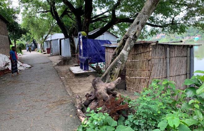 সিংড়ায় সরকারি জায়গা দখল করে ঘর নির্মাণ