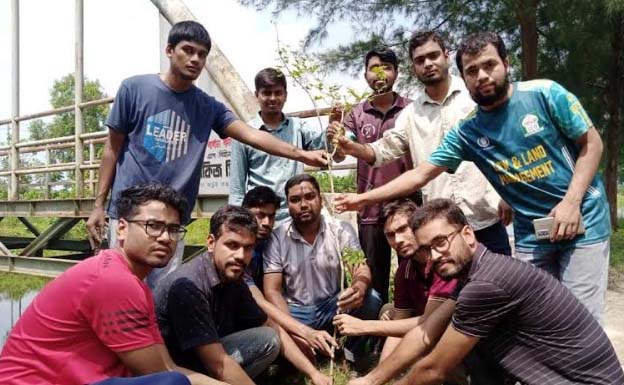 শহীদদের স্মরণে ইবি গ্রীন ভয়েসের বৃক্ষরোপণ কর্মসূচি 