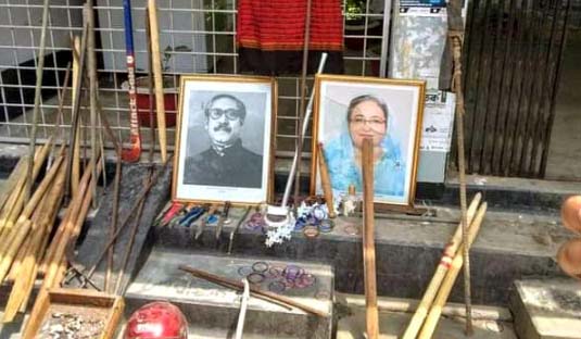 রাজশাহীর শেরে- বাংলা হল থেকে লাঠিসোঁটা হকিস্টিক উদ্ধার