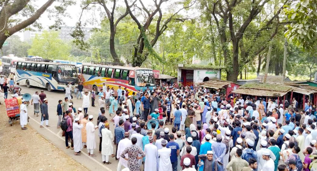 ইবিতে ভিসি নিয়োগের দাবিতে মহাসড়ক অবরোধ