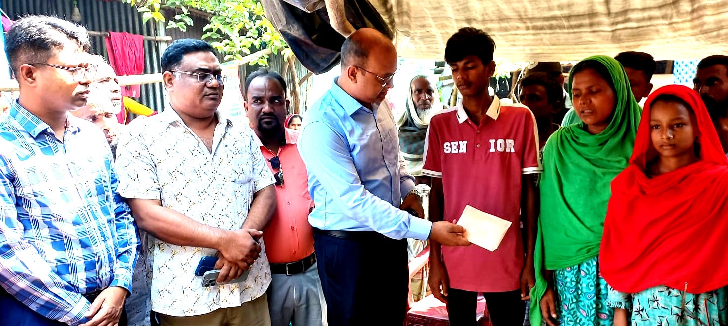 বজ্রপাতে নিহত দুই পরিবারকে আর্থিক সহায়তা দিল উপজেলা প্রশাসন