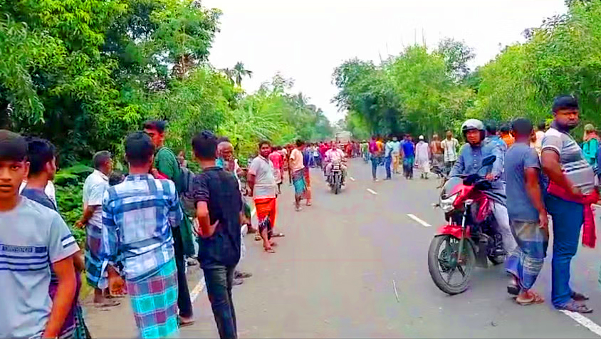 মাইক্রোবাসের চাপায় চার স্কুলছাত্রীর মৃত্যু