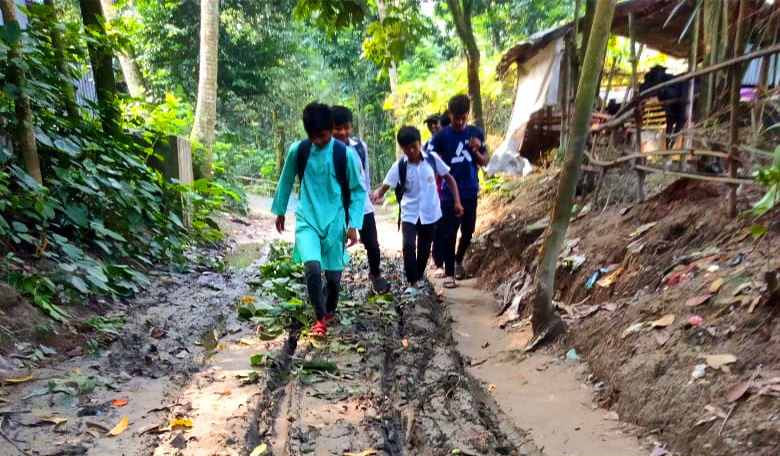 ৫শ মিটারের কাঁচা সড়কে দশ গ্রামের মানুষের দুর্ভোগ