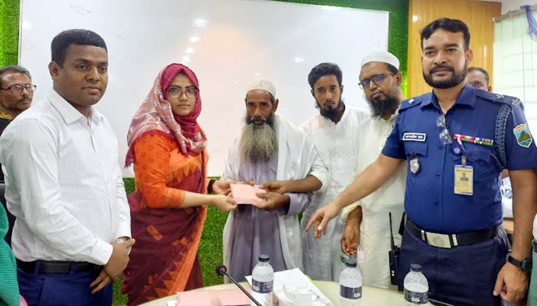 সিংড়ায় দুই শহীদ পরিবারকে প্রশাসনের আর্থিক সহায়তা প্রদান