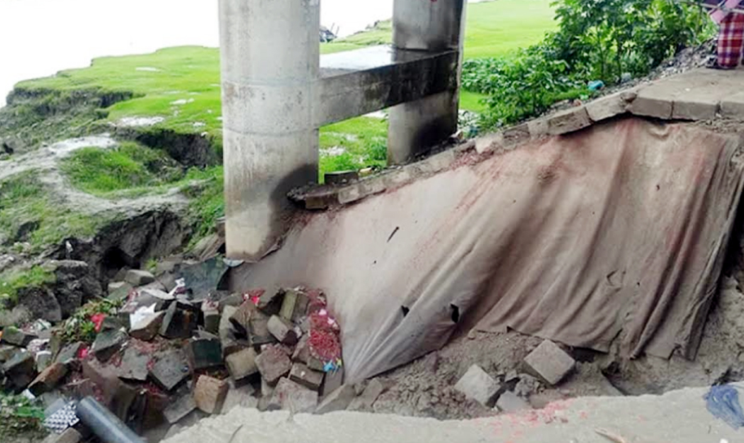 জামালপুর শহর রক্ষা বাঁধে ভাঙন,ঝুঁকিতে সেতুু-মহাসড়ক