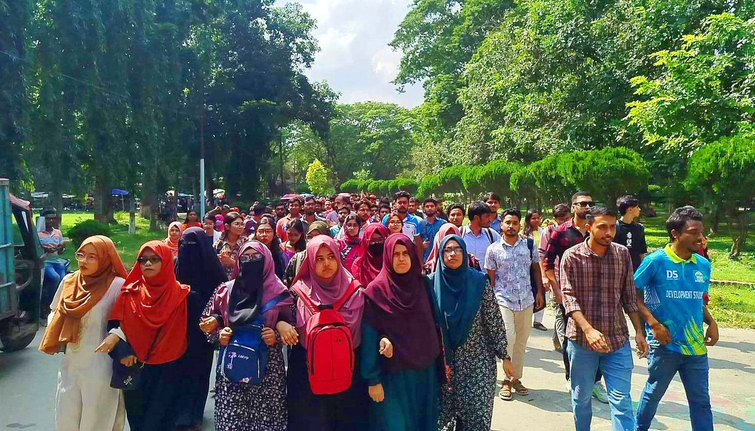 ইবিতে শিক্ষকের বিরুদ্ধে নানা অভিযোগ, পদত্যাগের দাবি শিক্ষার্থীদের