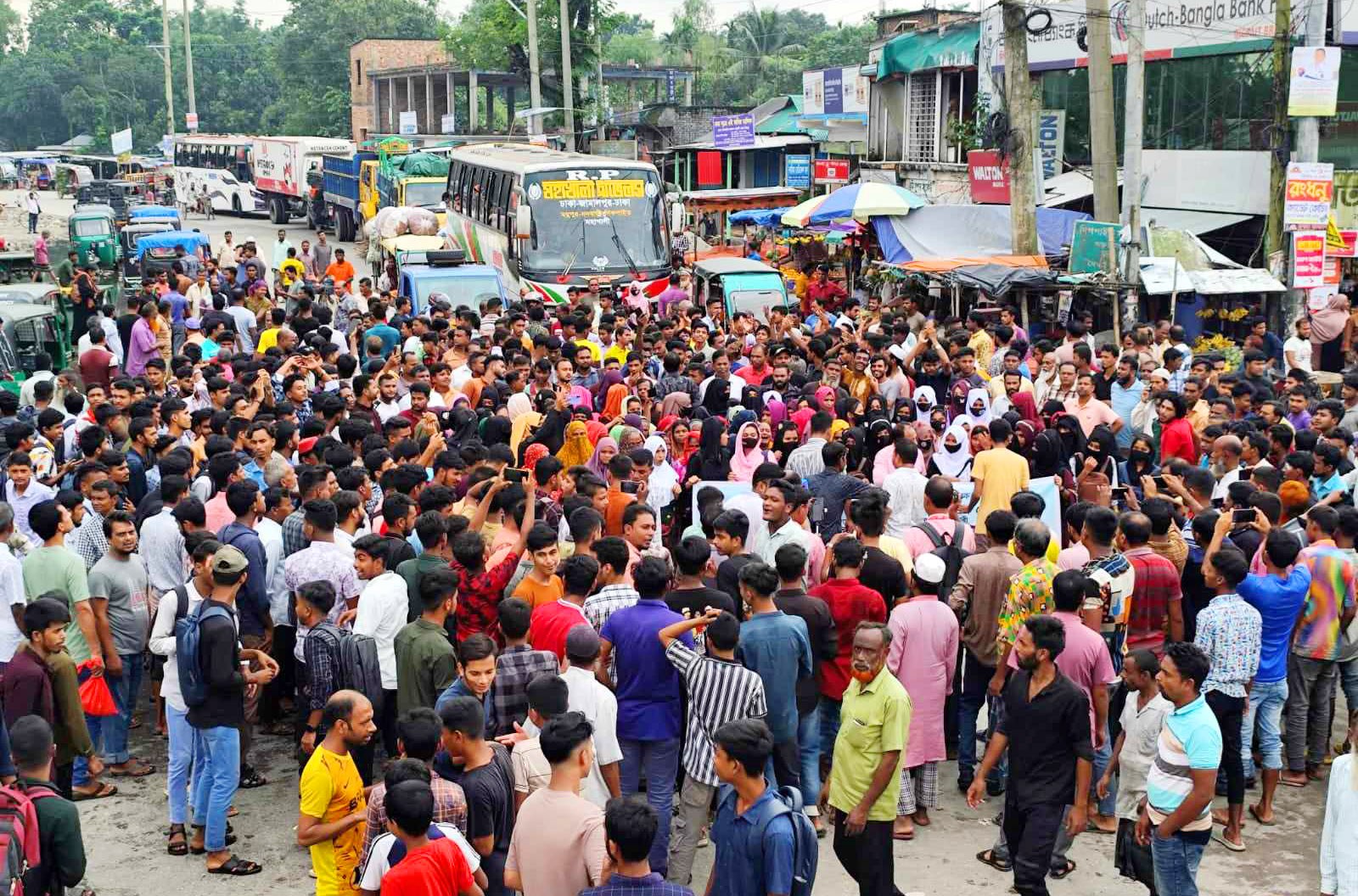 কলেজ পরিচালনা কমিটির সভাপতি অপসারণ চেয়ে সড়ক অবরোধ