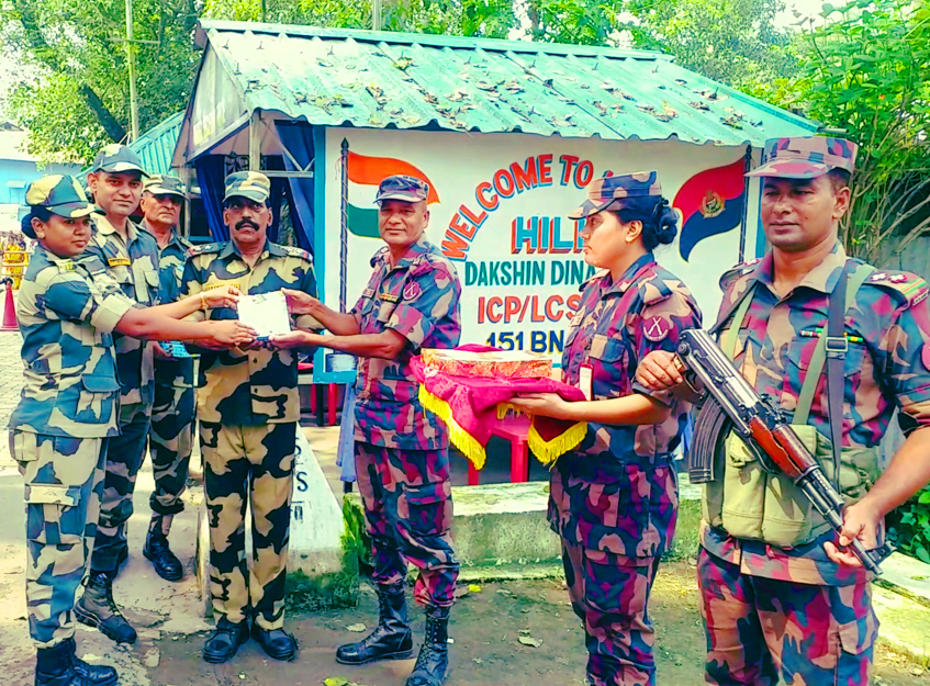 দুর্গাপূজায় হিলি সীমান্তে বিজিবি-বিএসএফের মিষ্টি শুভেচ্ছা