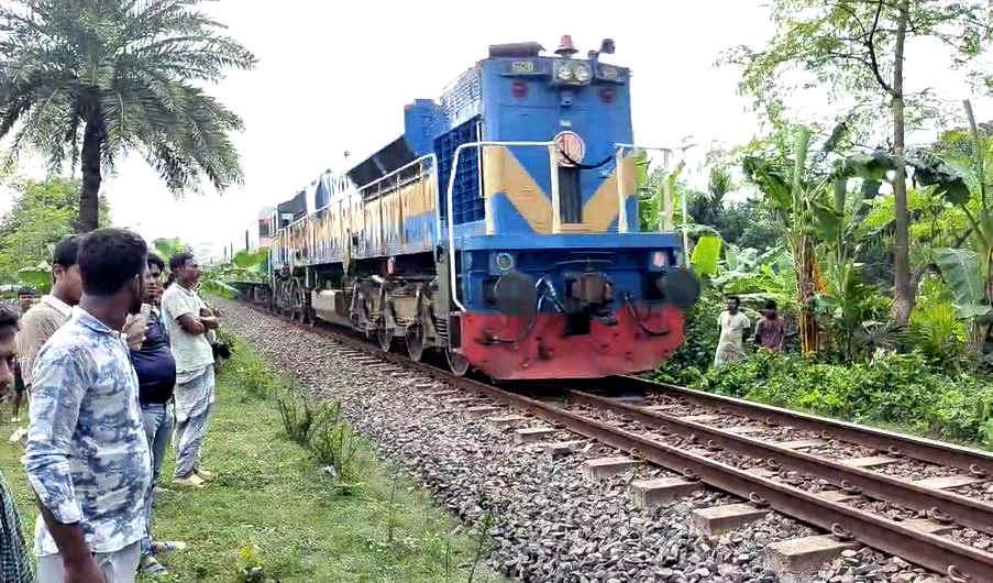 বাগাতিপাড়ায় ট্রেনে কেটে অজ্ঞাত যুবকের মৃত্যু