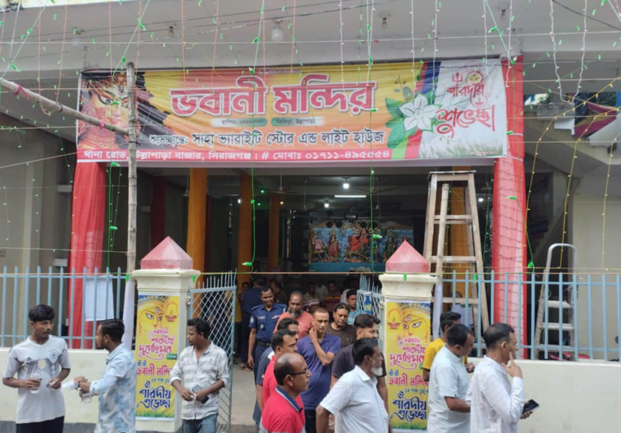 পূজা মণ্ডপে দুই আনসার সদস্যের মদপান 