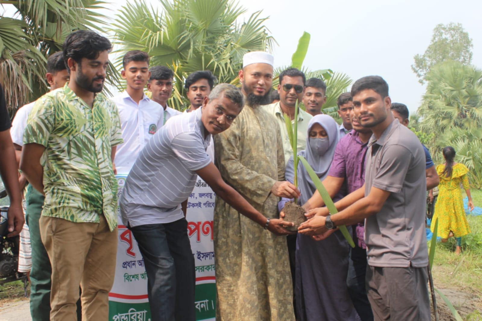 সাঁথিয়ায় সামাজিক সংগঠনের বৃক্ষরোপন