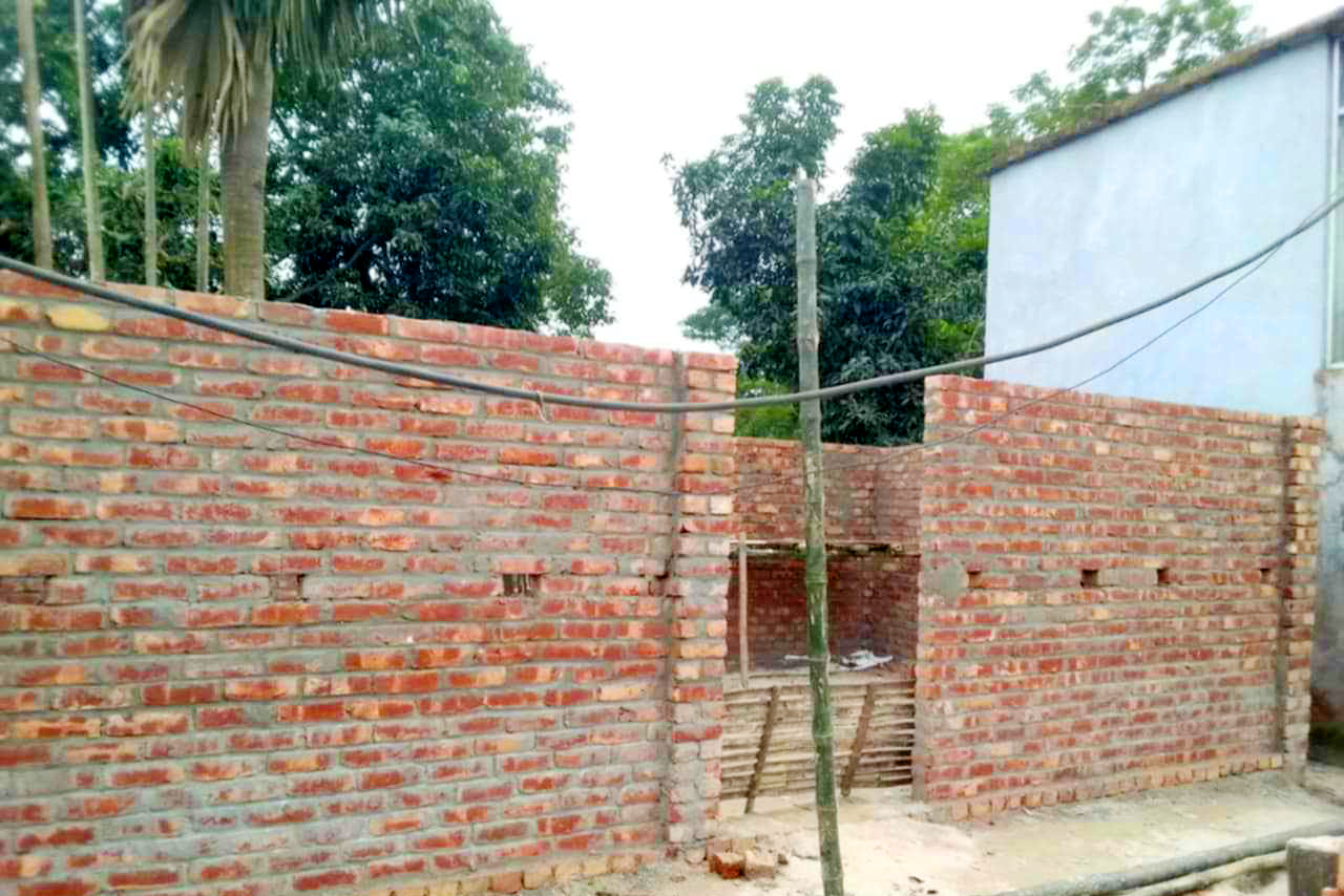 দরিদ্র পরিবারটির চলাচলের পথ বন্ধ করে খাস জমি দখল