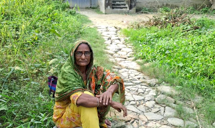 সাঁথিয়ায় বৃদ্ধা মাকে বাড়িতে ঢুকতে দিচ্ছে না ছেলে