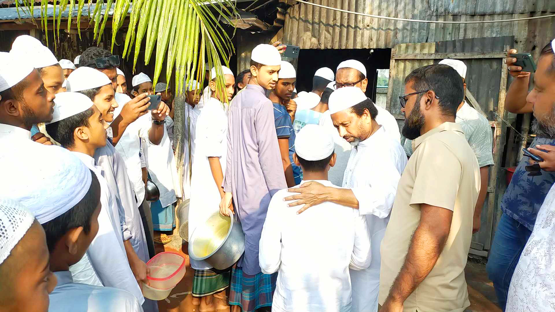 মাদ্রাসার ৮‘শ  শিক্ষক—শিক্ষার্থীদের ভুড়িভোজ করালেন বিএন‌পির নেতা