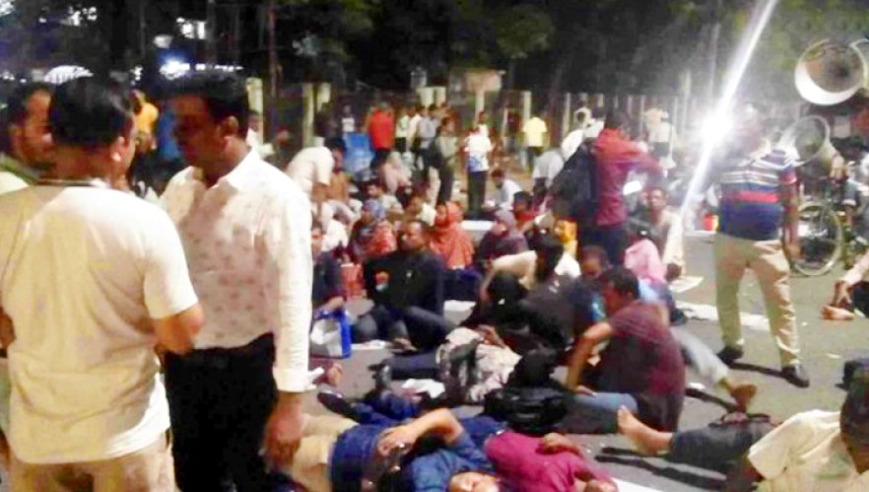 প্রধান উপদেষ্টার সাথে সাক্ষাতের আশ্বাসে রাস্তা ছাড়লেন শিক্ষকরা