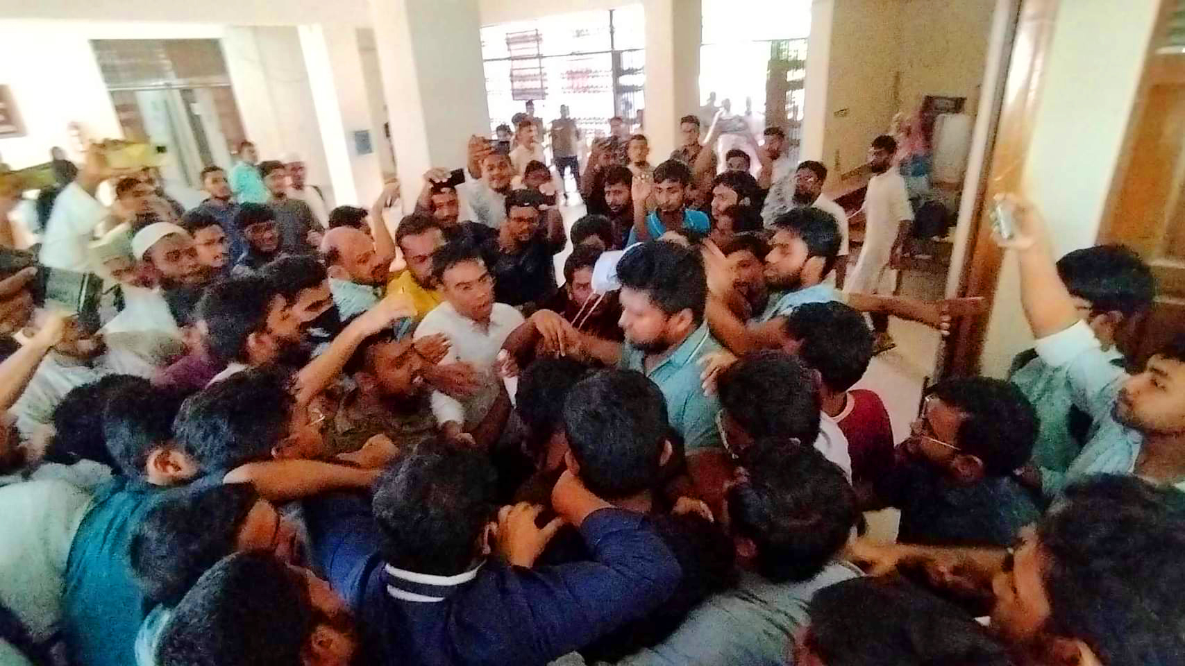 পরীক্ষা দিতে এসে আটক ইবি ছাত্রলীগ নেতা