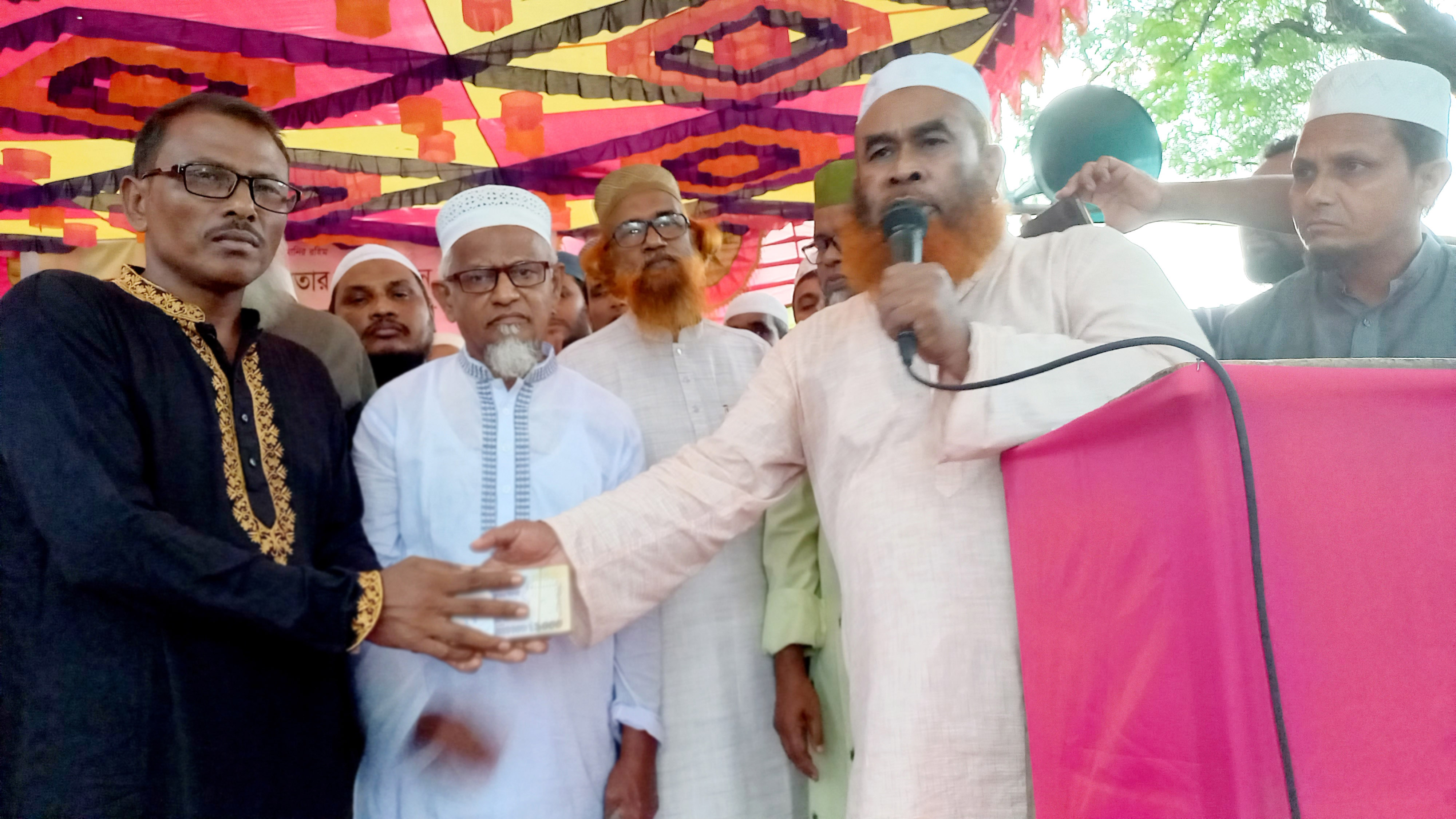 সিংড়ায় শহীদ হৃদয়ের পরিবারকে জামায়াতের আর্থিক সহায়তা
