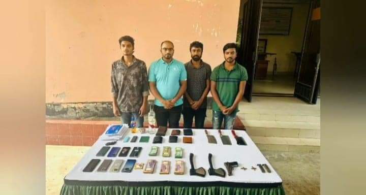 সাতক্ষীরায় অস্ত্রগুলিসহ ৪ সন্ত্রাসীকে আটক  