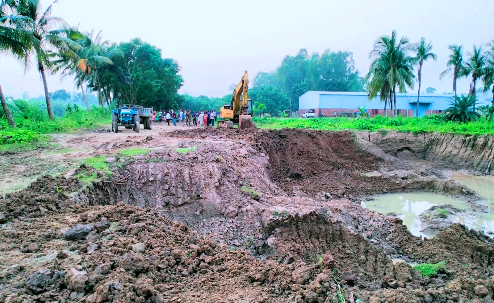 সিংড়ায় পুকুর খনন করে মাটি বিক্রি, জরিমানা