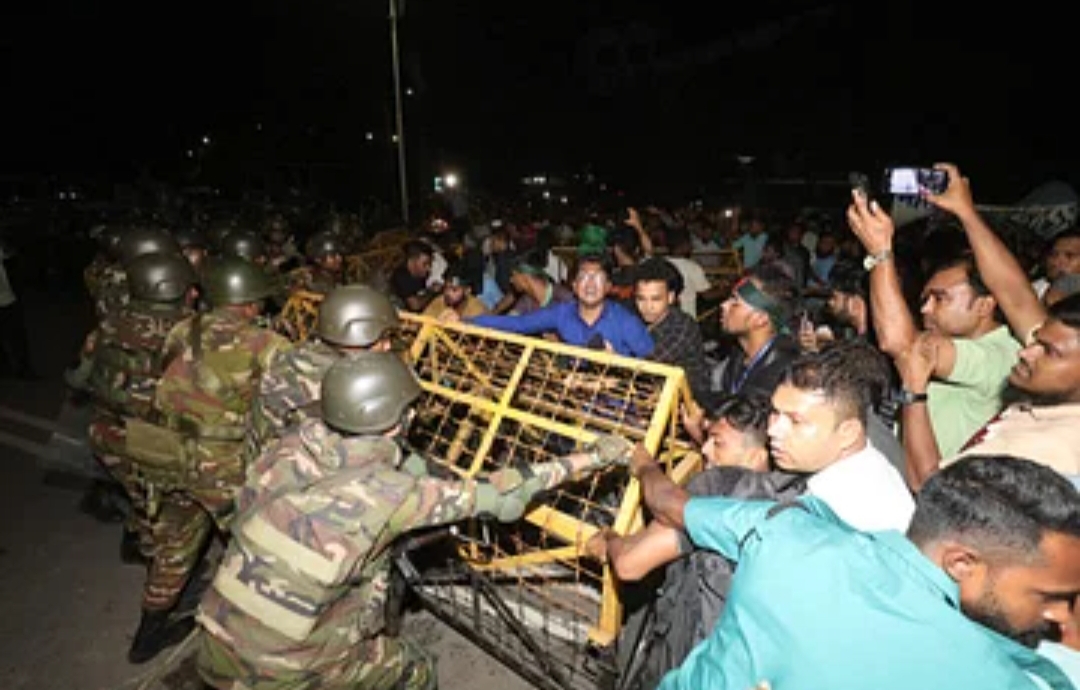 ব্যারিকেড ঠেলে বঙ্গভবনে ঢোকার চেষ্টা, দুইজন গুলিবিদ্ধ