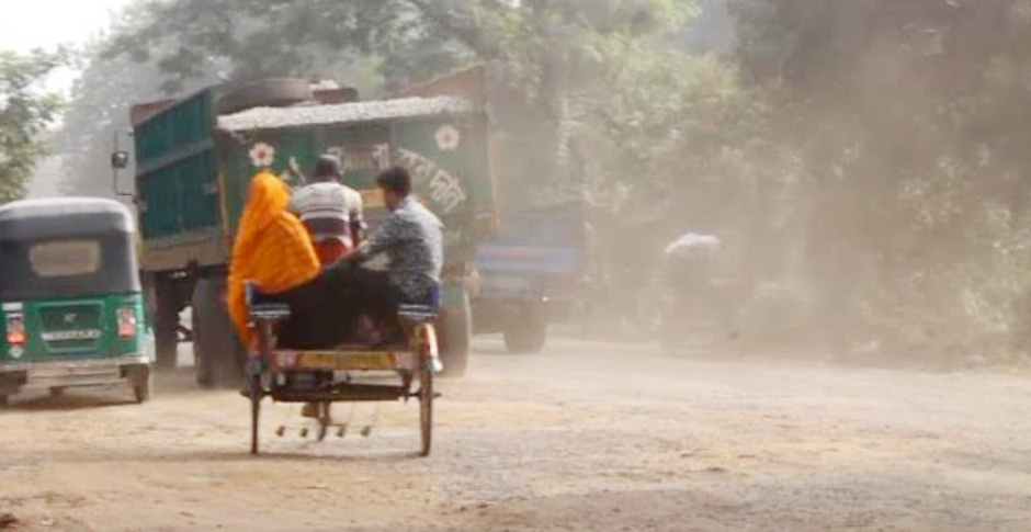 শাহজাদপুরে প্রায় ১ কিলোমিটার মহাসড়ক রাস্তার বেহাল দশা