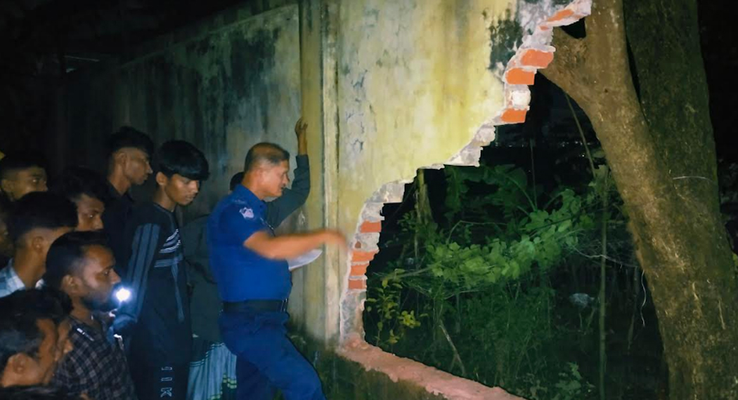 হাতিয়ায় রাতের অন্ধকারে প্রবাসীর বাড়ীতে হামলা ভাংচুর