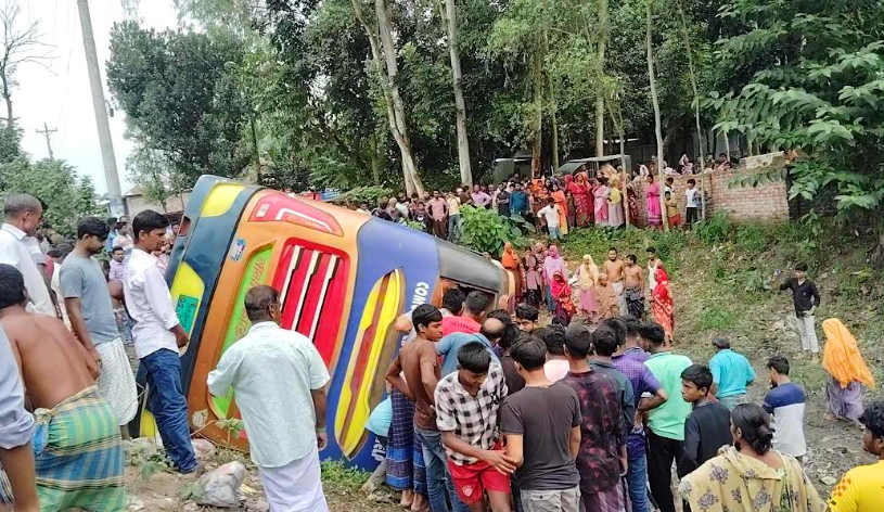 মোটরসাইকেল আরোহীকে বাঁচাতে বাস খাদে, আহত ১০