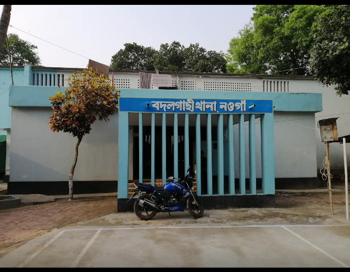 বদলগাছীতে ককটেল বিস্ফোরণ আওয়ামী লীগের ৩ নেতাকর্মী গ্রেপ্তার