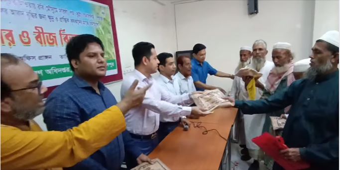 ইসলামপুরে কৃষকদের মাঝে বিনামূল্যে সার ও বীজ বিতরণ