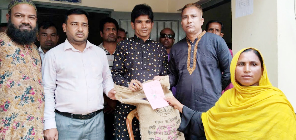 ধুনটে দুস্থদের মাঝে ভিডব্লিউবি চাল বিতরণ উদ্বোধন