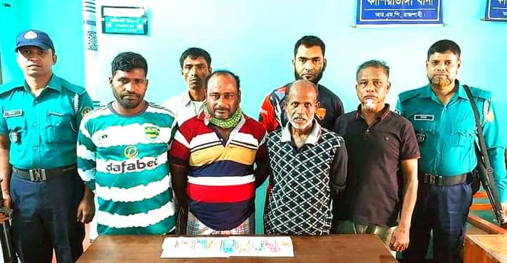নগদ অর্থ ও তাসসহ ৬ জুয়াড়ি আটক
