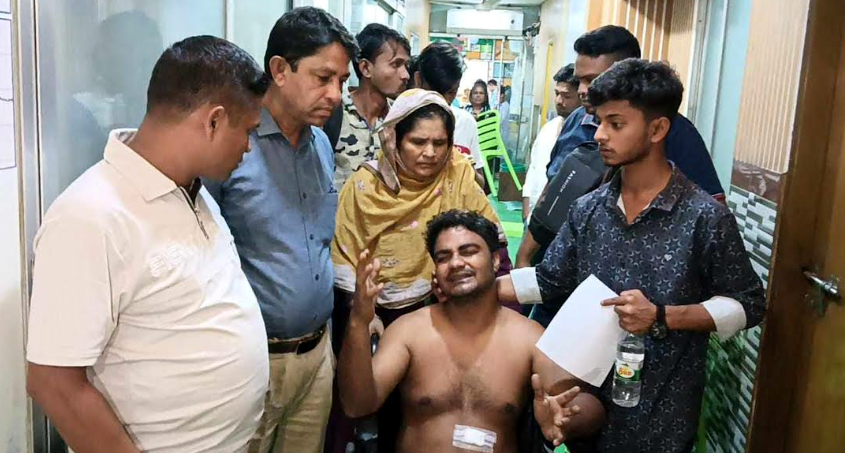 চাঁদার টাকা না পেয়ে সাংবাদিকের মাথা থেতলে দিলেন ছাত্রদল নেতা